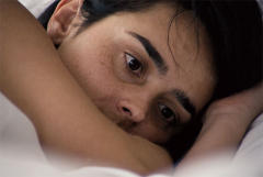 Karen llora en un bus