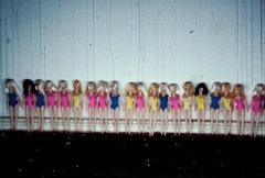 23 Barbiepuppen kippen um